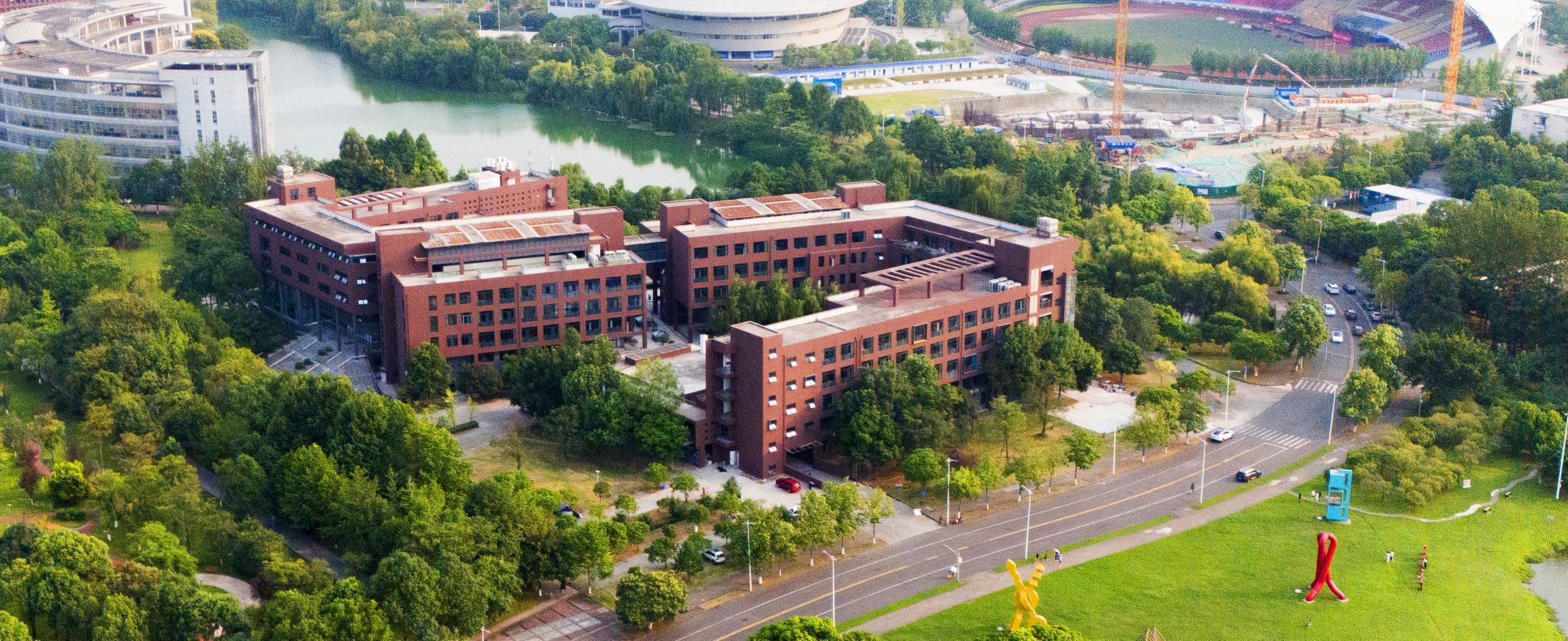 学校余敏明书记，闫学东校长与张永和教授走访18禁
